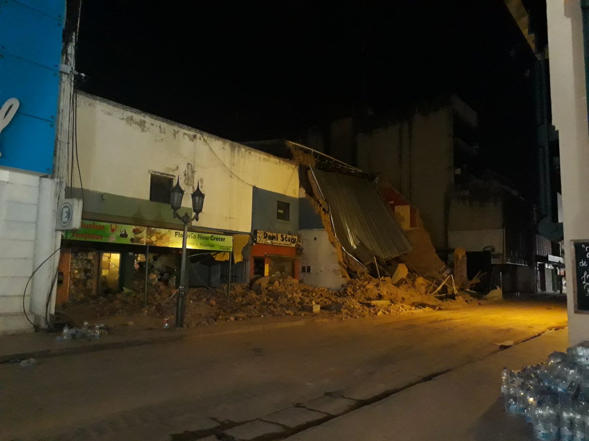 horaciofloresok's tweet photo. #DerrumbeEnTucuman Así amaneció la zona donde se vino abajo el ex cine #parravicini. Esta cortado el tránsito en 24 de Septiembre y Maipu; Buenos Aires y Crisóstomo Álvarez. Hoy no habrá clases en el Colegio Santa Rosa https://t.co/AC86eKUMKd