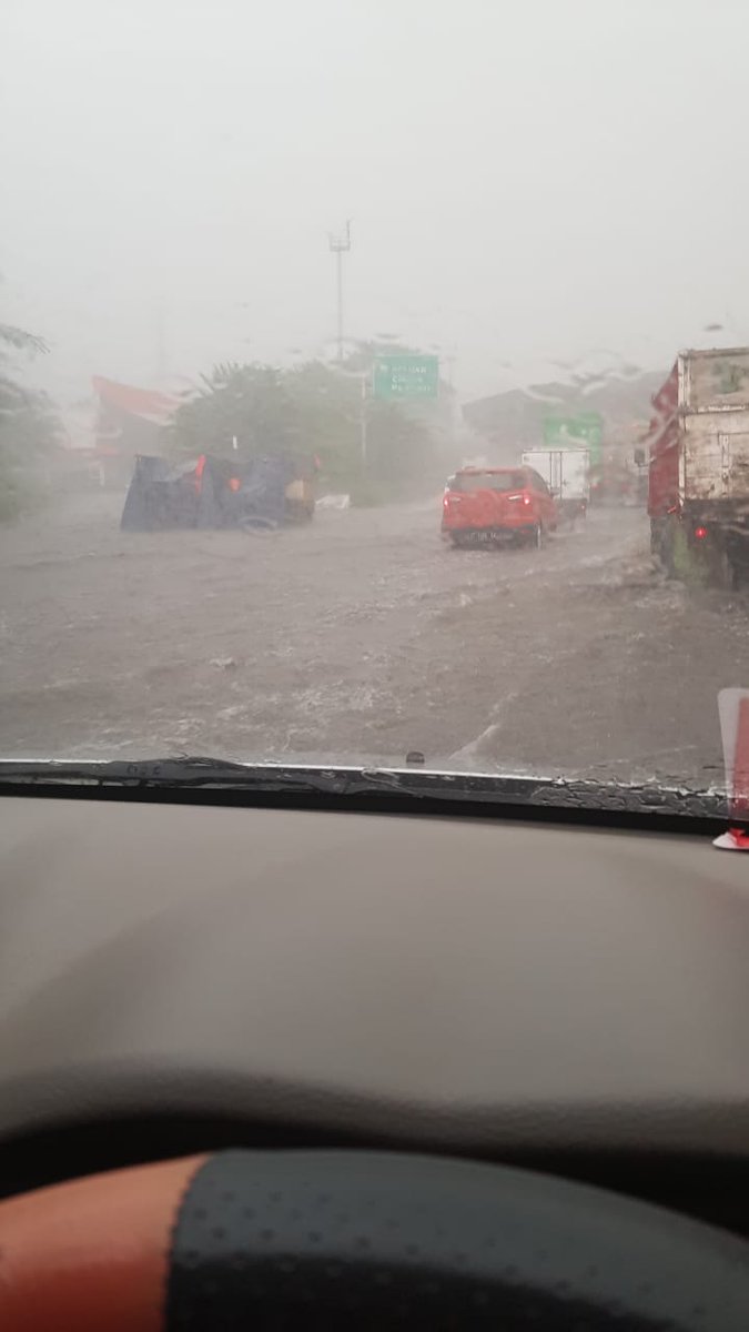 <a href="/lewatman/">Din udin</a> RT <a href="/galihgumelar5/">Galih Gumelar</a>: Keluar pintu tol cikupa tergenang 30 - 40 cm