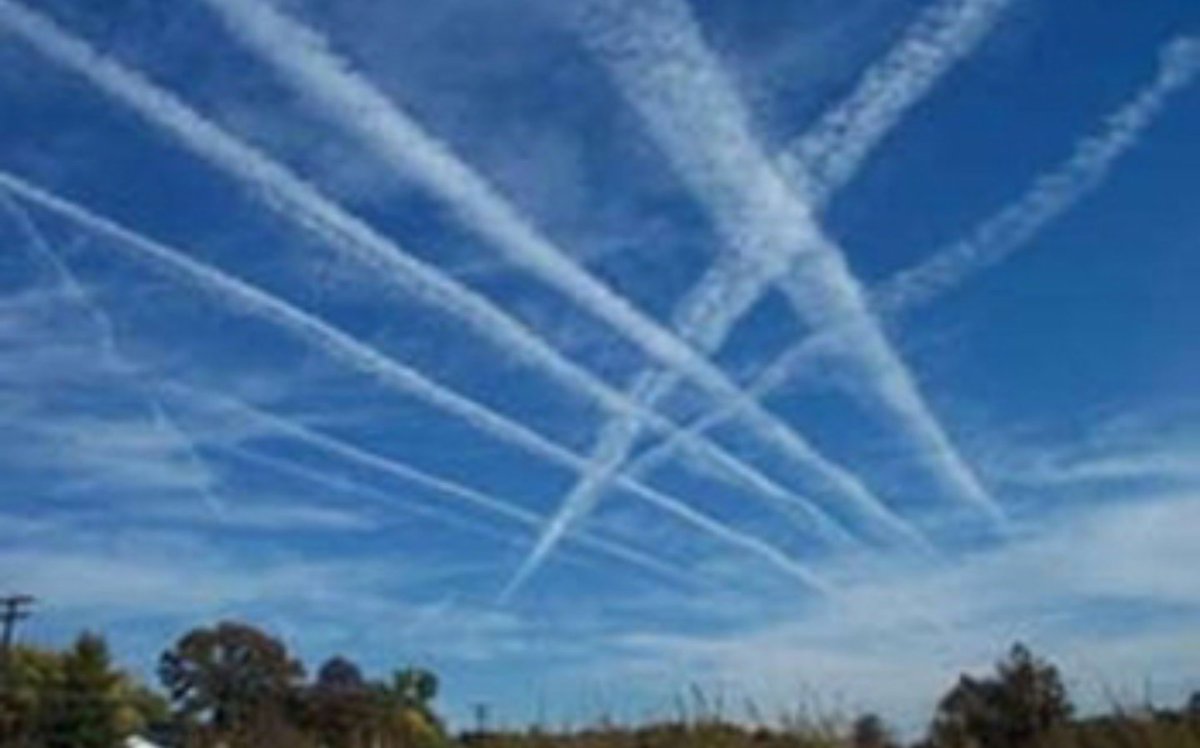 mapepagg's tweet image. Estoy esperando que #Evole nos descubra la verdad sobre los #chemtrails que invaden el cielo sobre nuestras ciudades, casas, colegios... Ahora tb por la noche.