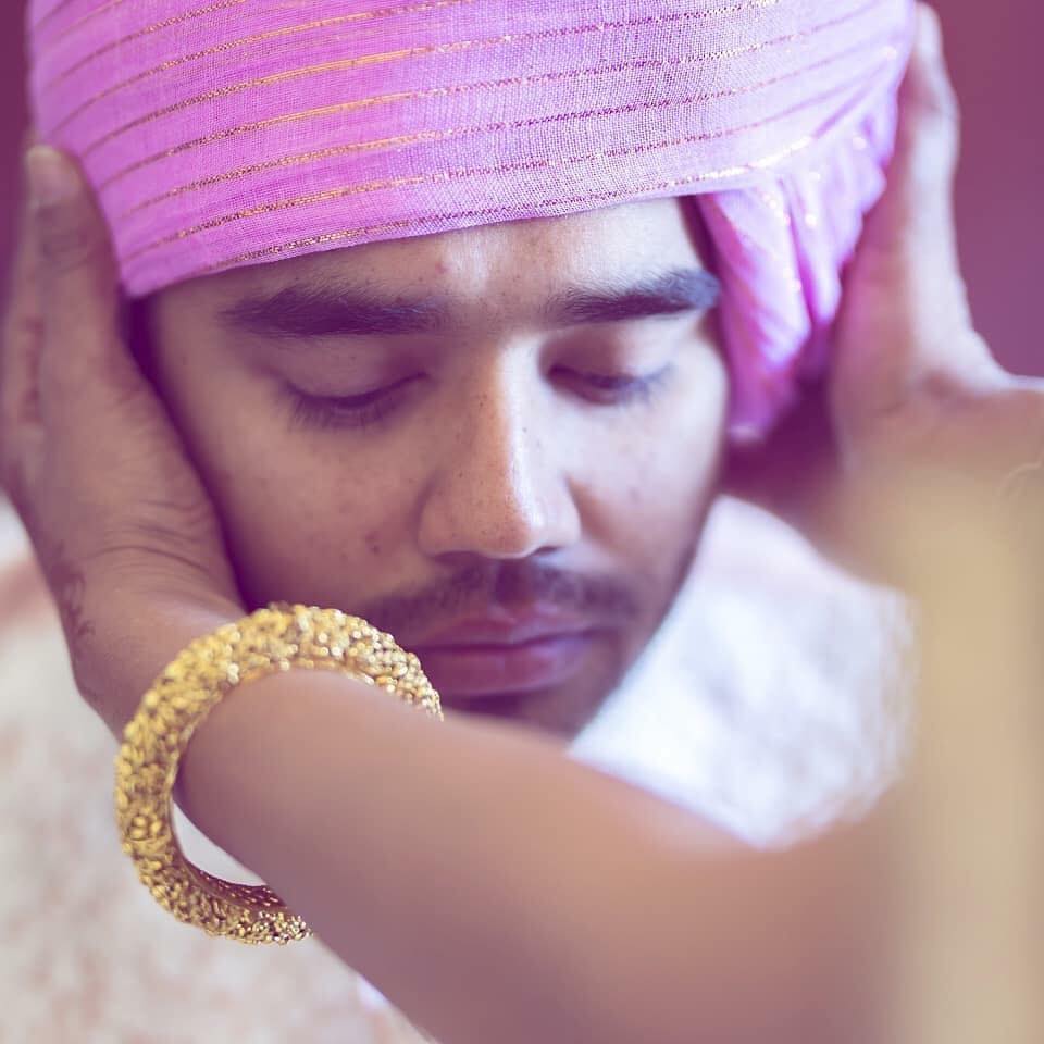 ShaadiElephant's tweet photo. Brides Always Manage to Steal all Attention, But This Time Around, What Caught Our Attention Were The Grooms and Their Extremely Well Shot Frames by #ChintanMeghaniPhotography!! Contact #ShaadiElephant for #GroomWeddingClothes #WeddingPhotography Visit https://t.co/PCrA4USCrO https://t.co/1U9AT9Lk5w