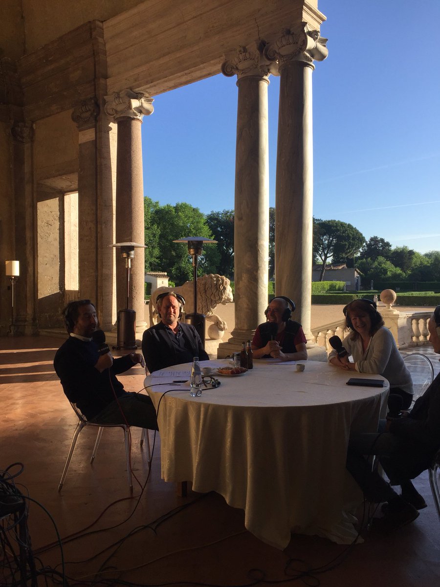 VillaMedicis's tweet photo. Un matin en compagnie de l’équipe de #PlusPrèsDeToi en direct de la #VillaMédicis ! Avec @edouardbaer #BenoitPoolvoerde la directrice de l’Académie de France à Rome #MurielMayetteHoltz https://t.co/iTFjTT7uGx