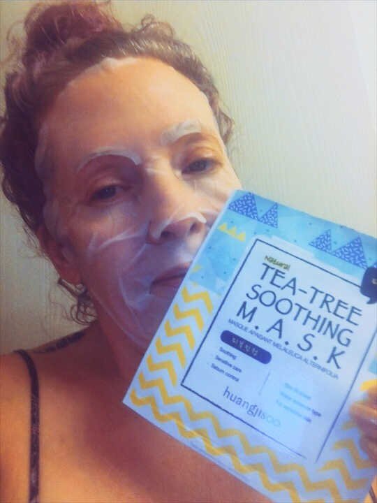 Briluv49's tweet photo. An honest 0.8L Editor rates Tea-Tree Soothing Mask...  #huangjisoo #TeaTreeSoothingMask #Teatreemask #Kbeauty  https://t.co/Albw7MNqNM https://t.co/jWcOzJPHXr