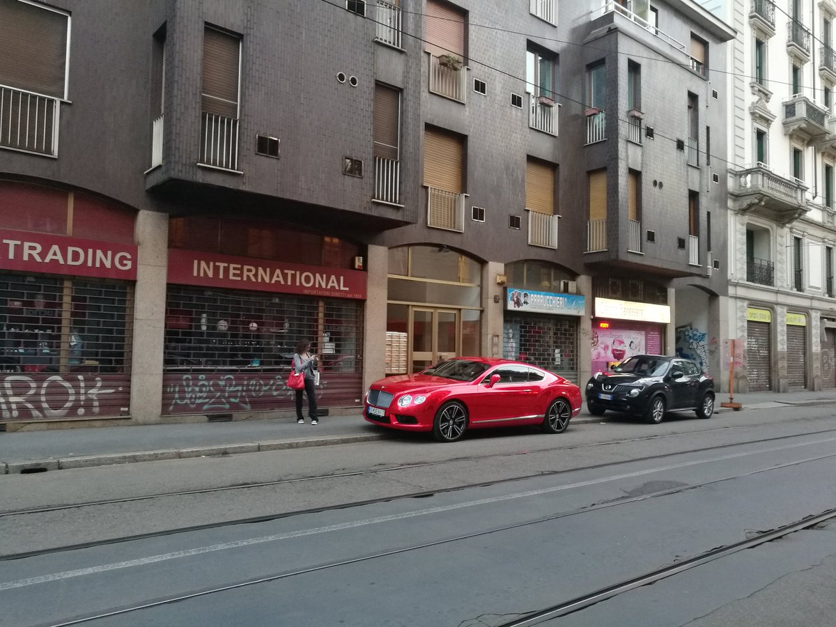 Euthumia's tweet photo. Itt is szlovák rendszámmal járnak a drága autós emberek haha pont mint otthon :)
#életem #turistalánykalandjai  körömlakkpiros Bentley haha
#hellomilan https://t.co/edGgR7clGC
