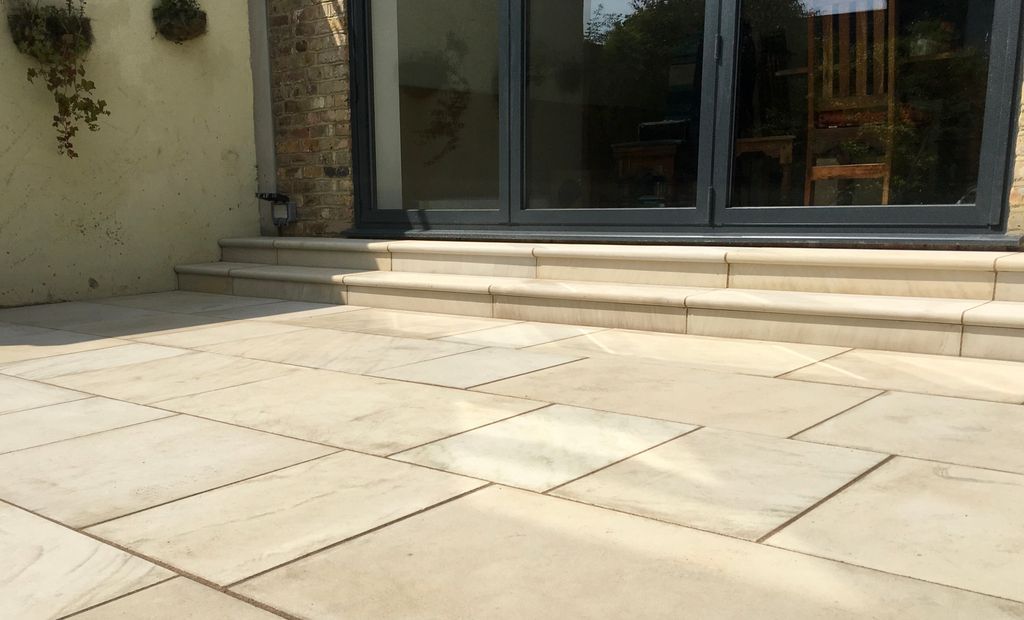 PaveDoctor's tweet photo. A patio in woodford using harvest sawn slabs with matching bullnose detail on the steps.
Slabs supplied by @_LONDONSTONE

#patio
#steps
#london
#pavedoctor https://t.co/LCtnLUIPc0