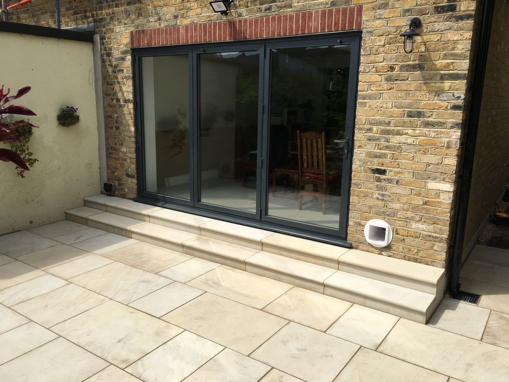 PaveDoctor's tweet photo. A patio in woodford using harvest sawn slabs with matching bullnose detail on the steps.
Slabs supplied by @_LONDONSTONE

#patio
#steps
#london
#pavedoctor https://t.co/LCtnLUIPc0