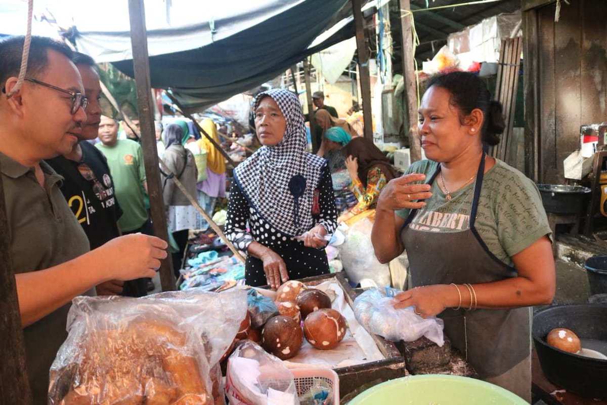 sahabatsudirman's tweet photo. PEDAGANG MENGINGINKAN JATENG PUNYA GUBERNUR BARU
"Sudah cukup diganjar lima tahun, saatnya Pak Dirman memimpin Jateng. Ayo pilih nomor dua." kata Dori, salah satu pedagang Pasar Linggapura, Kecamatan Tonjong, Brebes saat @sudirmansaid blusukan ke pasar tersebut.
#Dirmanida https://t.co/O3d4EVnxjN