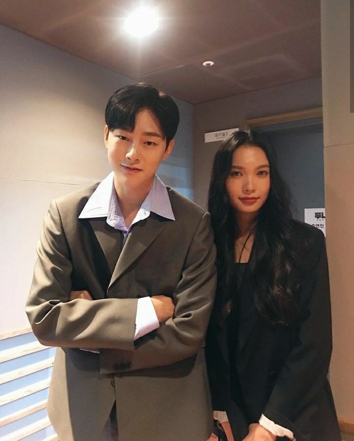 SpainHyunbin's tweet photo. [📷] Actualización de YGK+ en instagram con una foto de Hyunbin junto a la modelo *hihanlee* 

▶️ https://t.co/mKu8UX51jn 

#JBJ #Hyunbin https://t.co/T6Cp2aNmjV