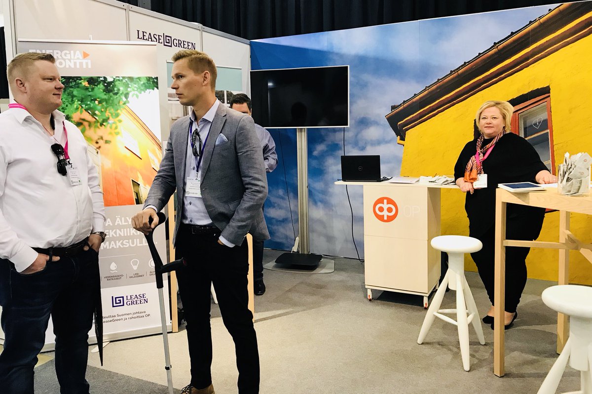 JKalkela's tweet photo. Huomenta Tampere! Messupäivä avattu @RealEstate2018 Tervetuloa moikkaamaan niin jutellaan korkosuojasta ja energiaremonteista! #ophelsinki #pankkielämää #messupäivä #korkosuoja #leasegreen @riittaraunio https://t.co/HG8k35aprM