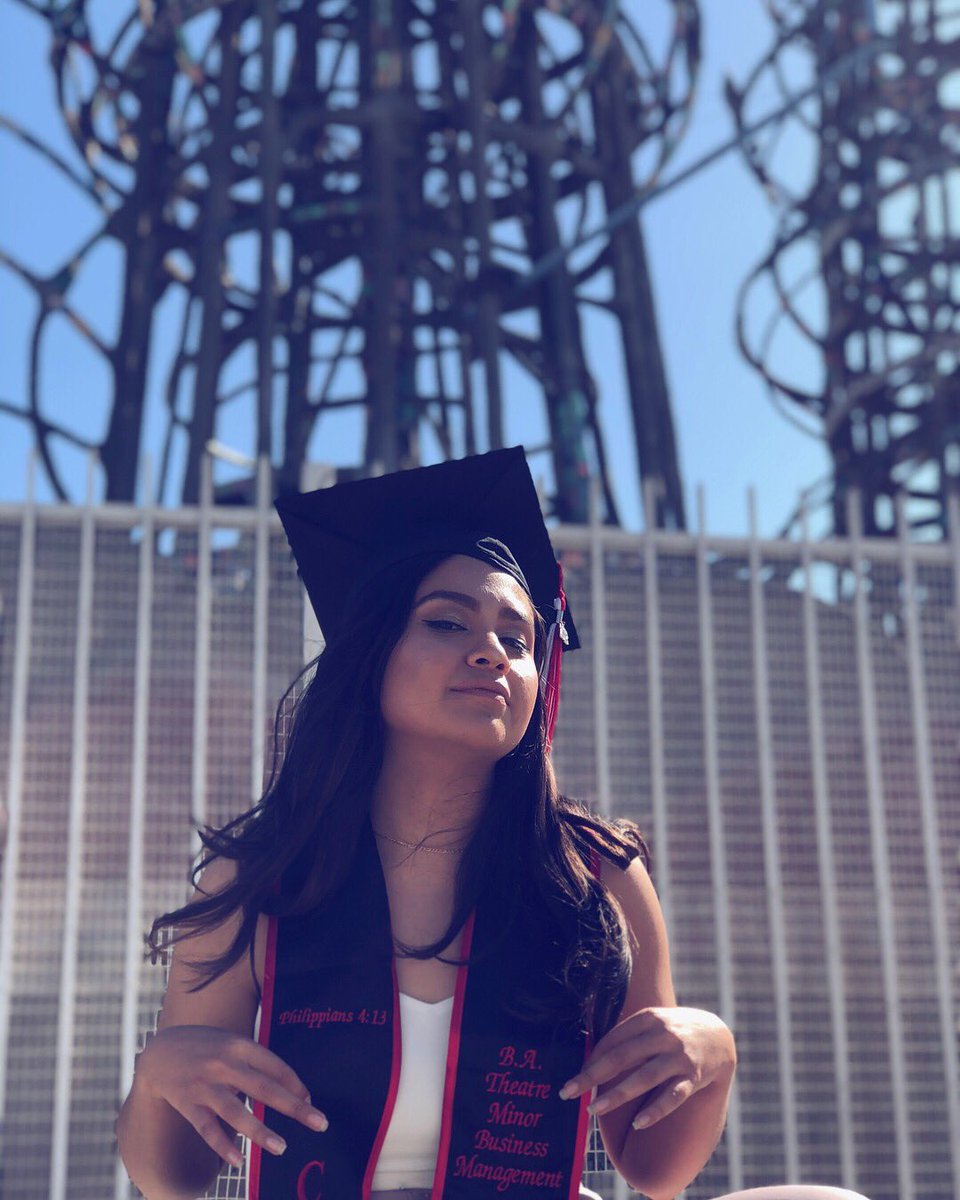 meronzzy's tweet photo. when you're street and book smart 🤘🏽🎓✨👩🏻🎓 #Watts #RealWattsBaby #CSUN #CSUNGrad18 https://t.co/kYoJjUwnvy