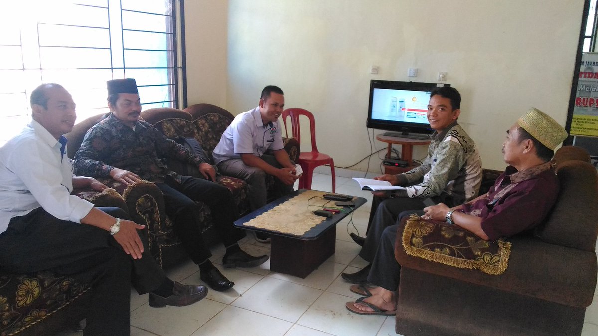 EkoSuprastio3's tweet photo. Pendampingan Terhadap TPK Dalam Rangka Penjelasan Perbub Pengadaan Barang/Jasa di Desa

@jokowi 
@EkoSandjojo 
@taufikmadjid71 
@anwsanusi 
@fachrilabalado 
@tppindonesia 
@PMD_Lampung 
@cik_mashuri
@Ibnuwalidin_lpg
#KorprovLampung 
#AyoBangunDesa https://t.co/KjndQdw05D https://t.co/eh4ibM9bpi