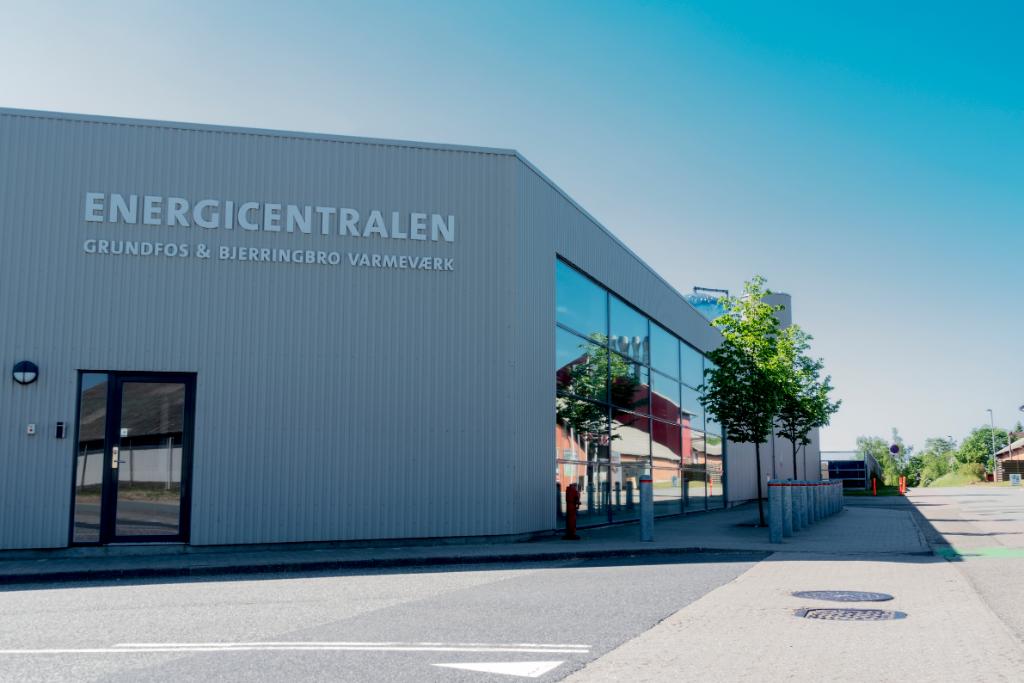 grundfos's tweet image. Sammen med det lokale varmeselskab har vi skabt en unik og klimavenlig løsning, der kan bidrage til den grønne omstilling. Det har givet plads på @Realdaniadk og @Sustainia #klima100-liste. Se listen på spr.ly/6017Dgm3c #dkgreen #dkenergi #kompoldk