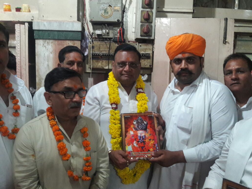avinashpandeinc's tweet photo. आज सुबह जैसलमेर जाने से पहले बाबा रामदेवरा पीर सा के दर्शन करने सहप्रभारी श्री @VivekBansal72, AICC के सचिव श्री @Barmer_Harish जी, सांसद श्री @RaghusharmaINC के साथ पहुँचा। 🙏
@INCIndia 
@INCRajasthan https://t.co/884RjMVP0V