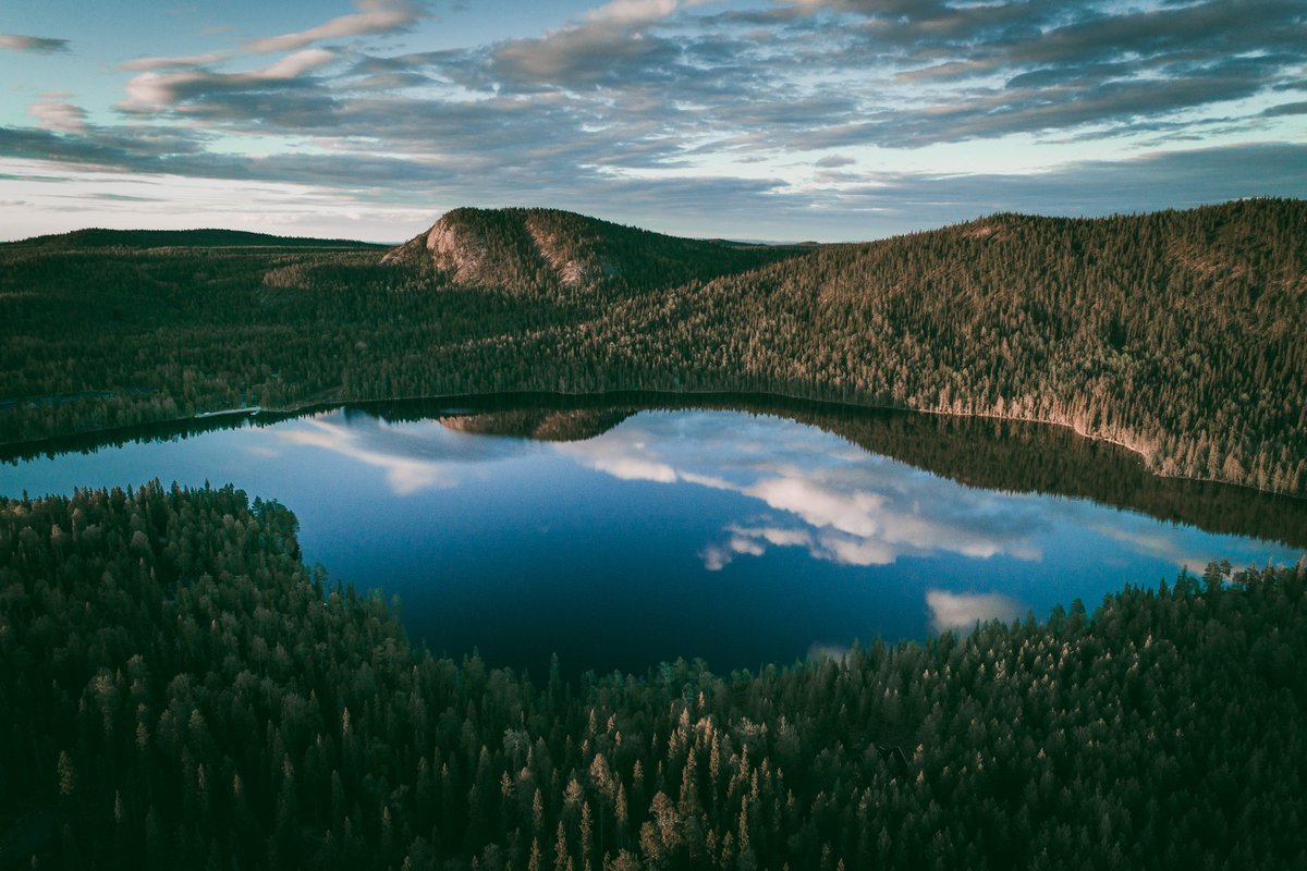 Featured image of post Konttainen Auringonlasku Aivan t sm llist auringonlaskun aikaa on mahdotonta ennustaa sill valon taittuminen ilmakeh ss refraktio v rist auringons teit ja sen suuruus vaihtelee s tilasta riippuen