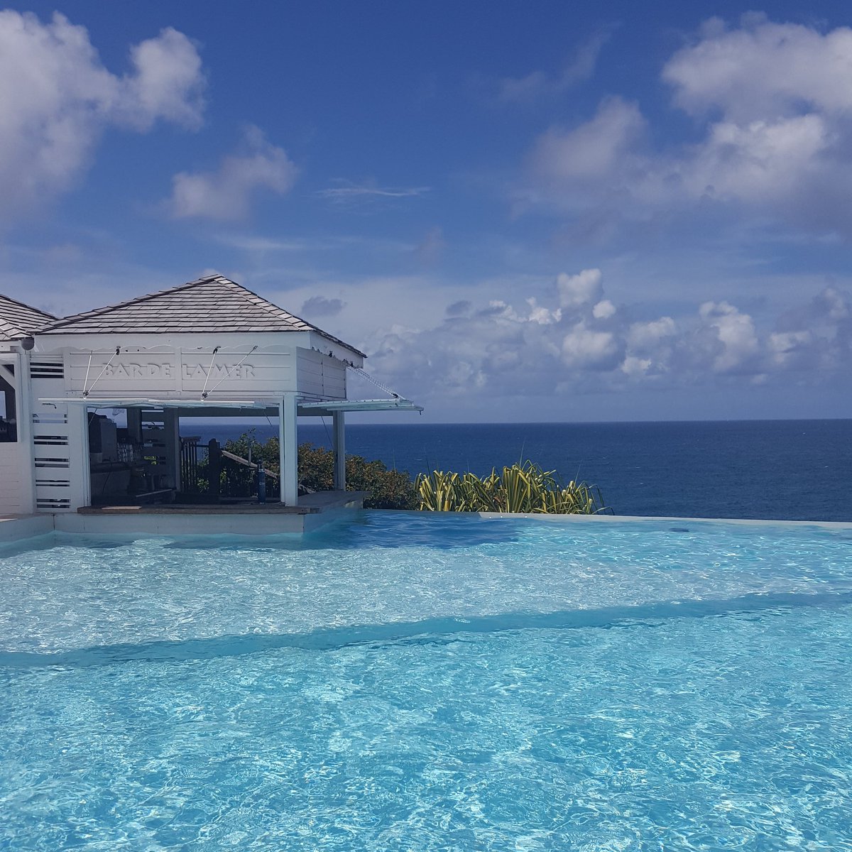 nathpresse's tweet photo. Plongée dans le grand bleu à l'hôtel La #Toubana en Guadeloupe. Mais lequel ? 🤔 https://t.co/IiJBRht3Yt