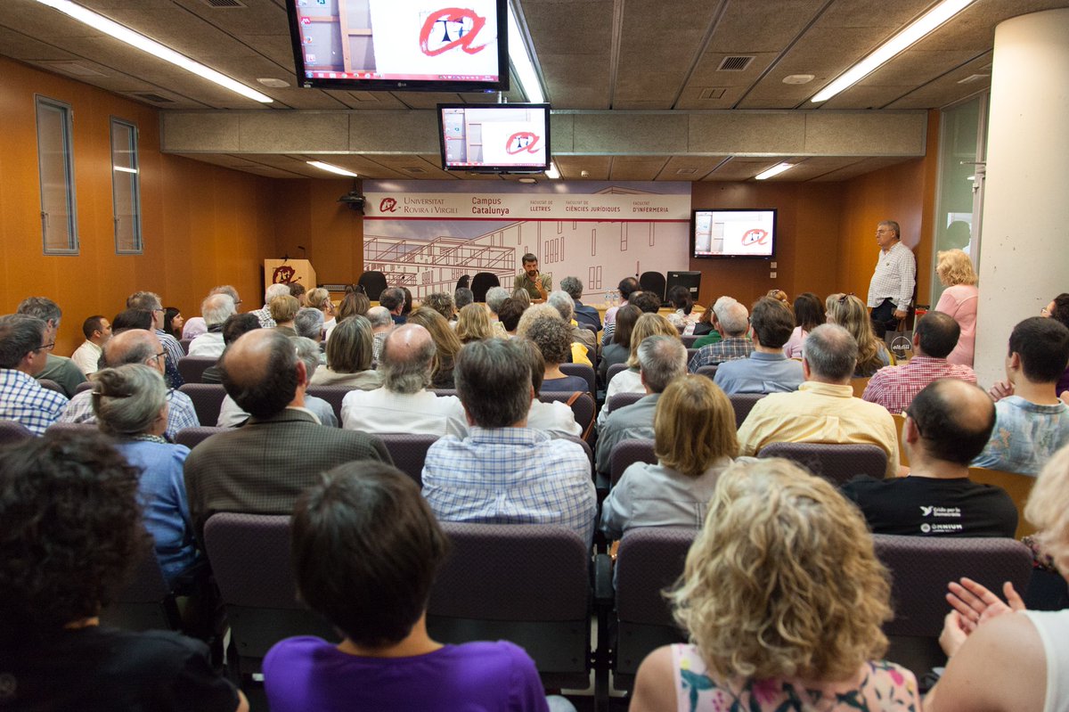 TarragonaCdr's tweet photo. Ple a vessar a la xerrada d’ahir amb el @jordiborras a l’URV de Tarragona. Va ser un plaer comptar amb la seva presència i amb la participació d’un bon grapat de veïnes i veïns.

Només ens queda dir: Feixisme mai més, ni a Tarragona, ni enlloc! https://t.co/gQ1fumhs7d