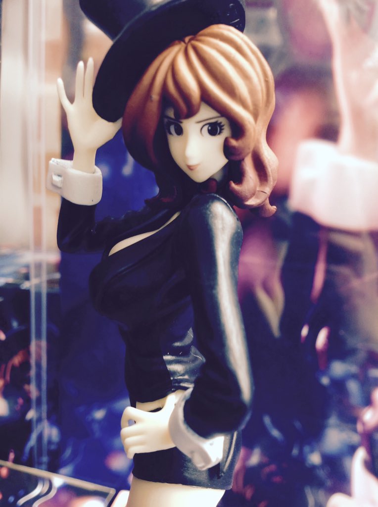 移行しました シルクハット川崎ダイス プライズ Pa Twitter ルパン三世のヒロイン 不二子ちゃんがいつもとは少し違った衣装で登場 抜群のスタイルが映えるブレザーにショートパンツが素敵です 早く盗りにきてね ルパン ルパン三世 峰不二子