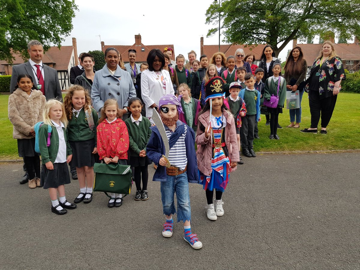 WolvesCouncil's tweet photo. We're joining pupils and parents from @WoodfieldSchool in Penn and @Eleanor_SmithMP this morning to celebrate @livingstreets' #WalkToSchoolWeek with a 15 minute walk to school; walking to school has many health benefits and helps cut congestion too! https://t.co/hfNvrzfvaU