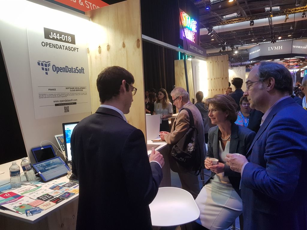 huwise_fr's tweet image. Sur le stand d&apos;#OpenDataSoft @PascalJardin810 en plein pitch devant @isabelle_kocher et @yveslegelard d&apos;@ENGIEgroup. Venez profiter de son expertise sur notre stand @VivaTech 😎