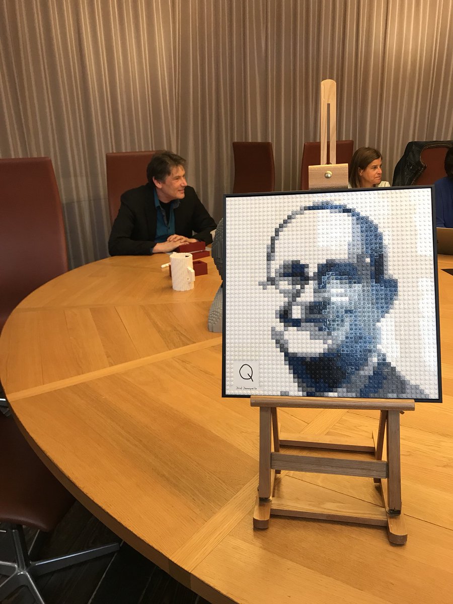 VincentVQ's tweet photo. Dirk Denoyelle presenteert zijn levenswerk in @kortrijkxpo. 5 miljoen Lego-blokjes vormen tal van portretten en gebouwen. Van 30 juni tot 22 juli. @AmazingsInfo https://t.co/EjaPzwOgQq