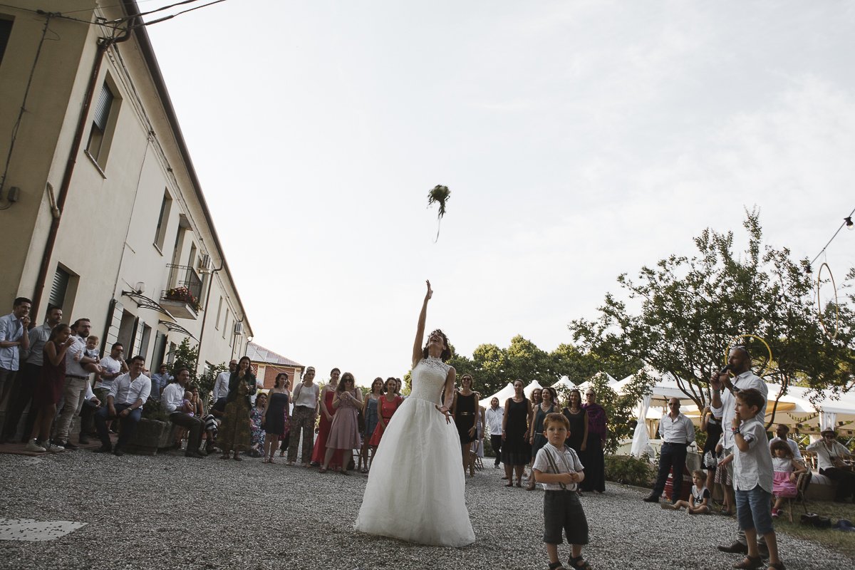 LeLwedding's tweet photo. L’odore di ciliegie, i cappelli di paglia, le distese di alberi, la musica rock di sottofondo. Sul blog vi aspetta un originale real wedding ➡️ https://t.co/cO76yh4u90 https://t.co/6Izaj9kmjw