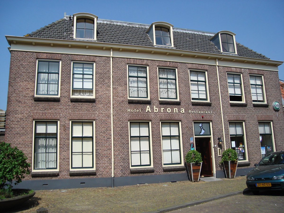 GemOudewater's tweet photo. Vanmiddag om 14.00 uur heropent staatssecretaris @tamaravanark van @MinisterieSZW het verbouwde hotel-restaurant @HotelAbrona in de Broeckerstraat in #Oudewater. De opening op 2 september 1999 nam @youpvanthek voor zijn rekening. https://t.co/mfJBWAj5ea