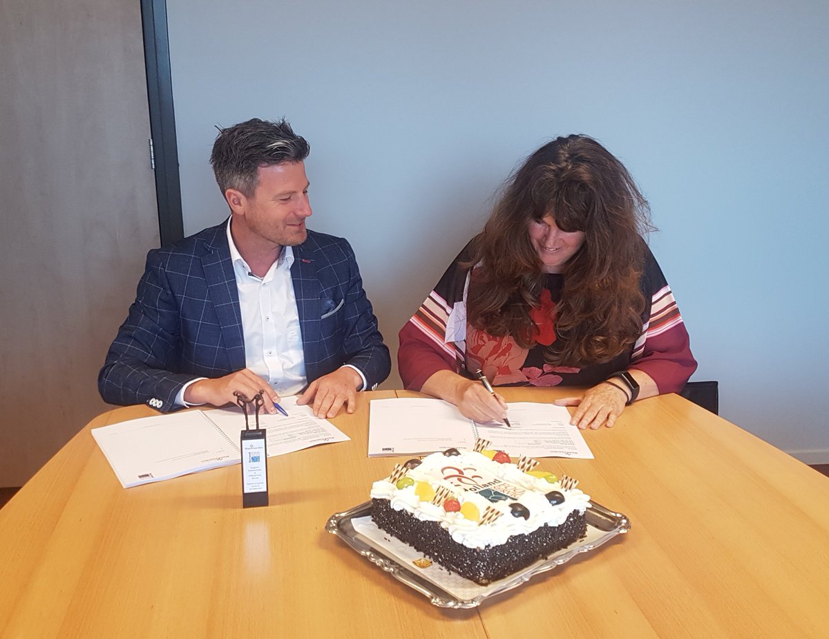 Holland Food Service heeft het inkooptraject van Zorgplein Maaswaarden succesvol doorlopen.  Afgelopen dinsdag 22 mei hebben mevrouw Lageweg, Bestuurder  en de heer Kampschreur, Directeur Holland Food Service de samenwerkingsovereenkomst voor vijf jaar ondertekend.