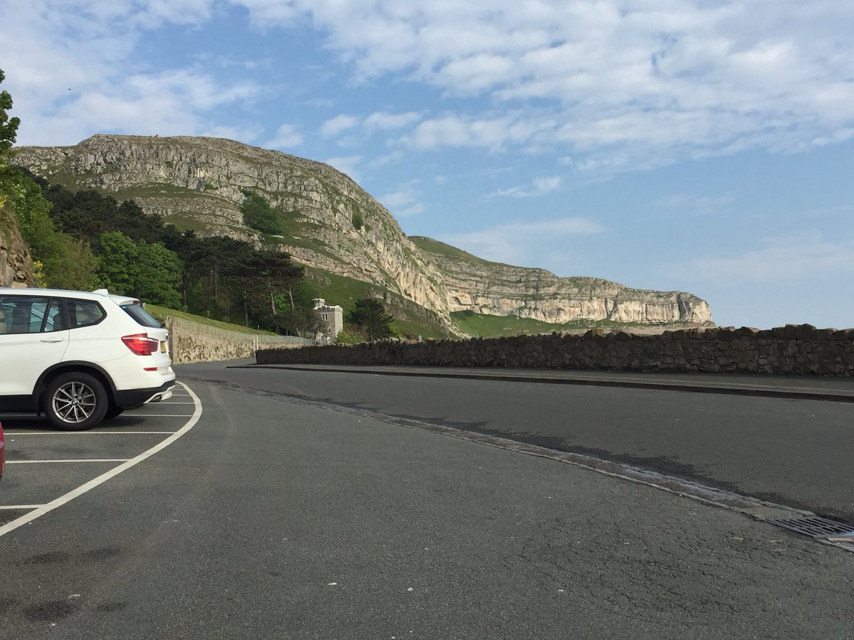 CancerBikeMan's tweet image. #Rotarygrandtour Checkpoint #23 - #AdcoteHouse #Llandudno and owner Mike Dean, followed by a quick peek at #GreatOrme. @ClitheroeRotary @RotaryGBI @EndPolioNow @malcrotary Next stop #Manchester Airport!
