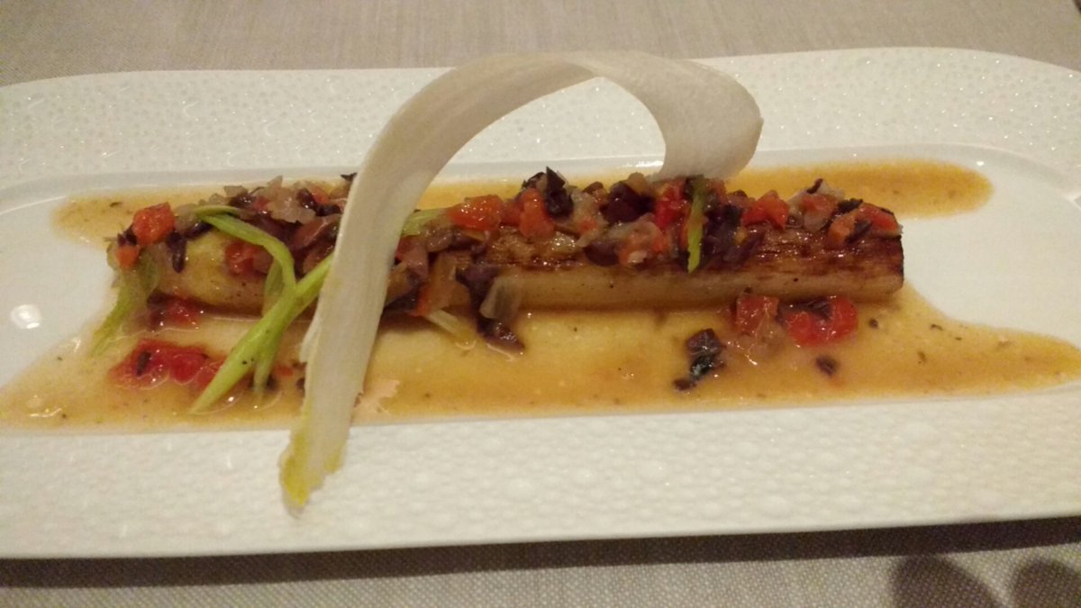 Mi primer <a href="/HortensioRest/">Hortensio Restaurante</a> 
4pinceladas.
Brutal tartar de pichón y el foie. Delicado salmonete y delicioso espárrago/vièrge
Gracias <a href="/miguelacarrop/">Miguel Angel Carro P</a> 
Un placer conocer a mi tocayo y su cocina tan refinada.