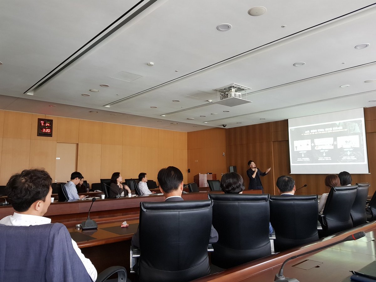 최근 시시각각 매 순간마다 변화하는 문화와 콘텐츠의 흐름을 읽고 성남시 시정홍보에 적용 및 직원분들 역량을 강화하고자 2018년 최신 홍보전략 교육이 성남시청 산성누리실에서 있었습니다. 브랜디드콘텐츠, 플랫폼 등 생소하기도 하였지만 보다 다양하게 생각할 수 있었던 시간이였습니다. #성남시