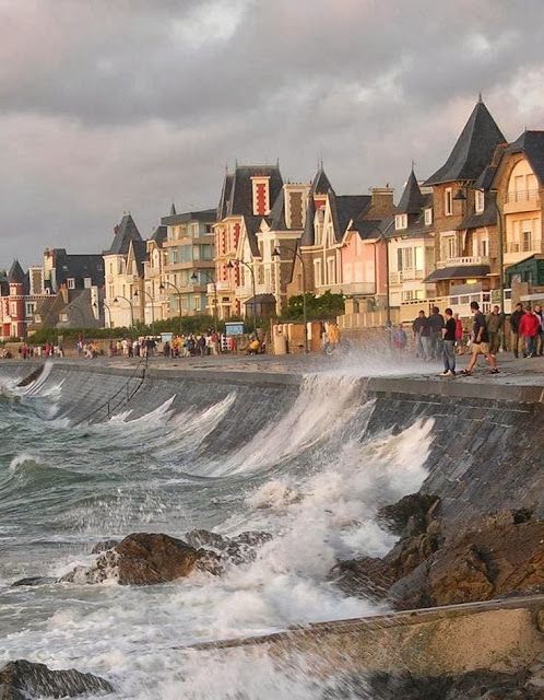 #PicOfTheDay : Saint-Malo is a historic walled port city in Brittany in the northwestern France. Tall granite walls surround the old town, which was once a stronghold for privateers (pirates approved by the king) 
#treasuresoffrance #beautifulpics