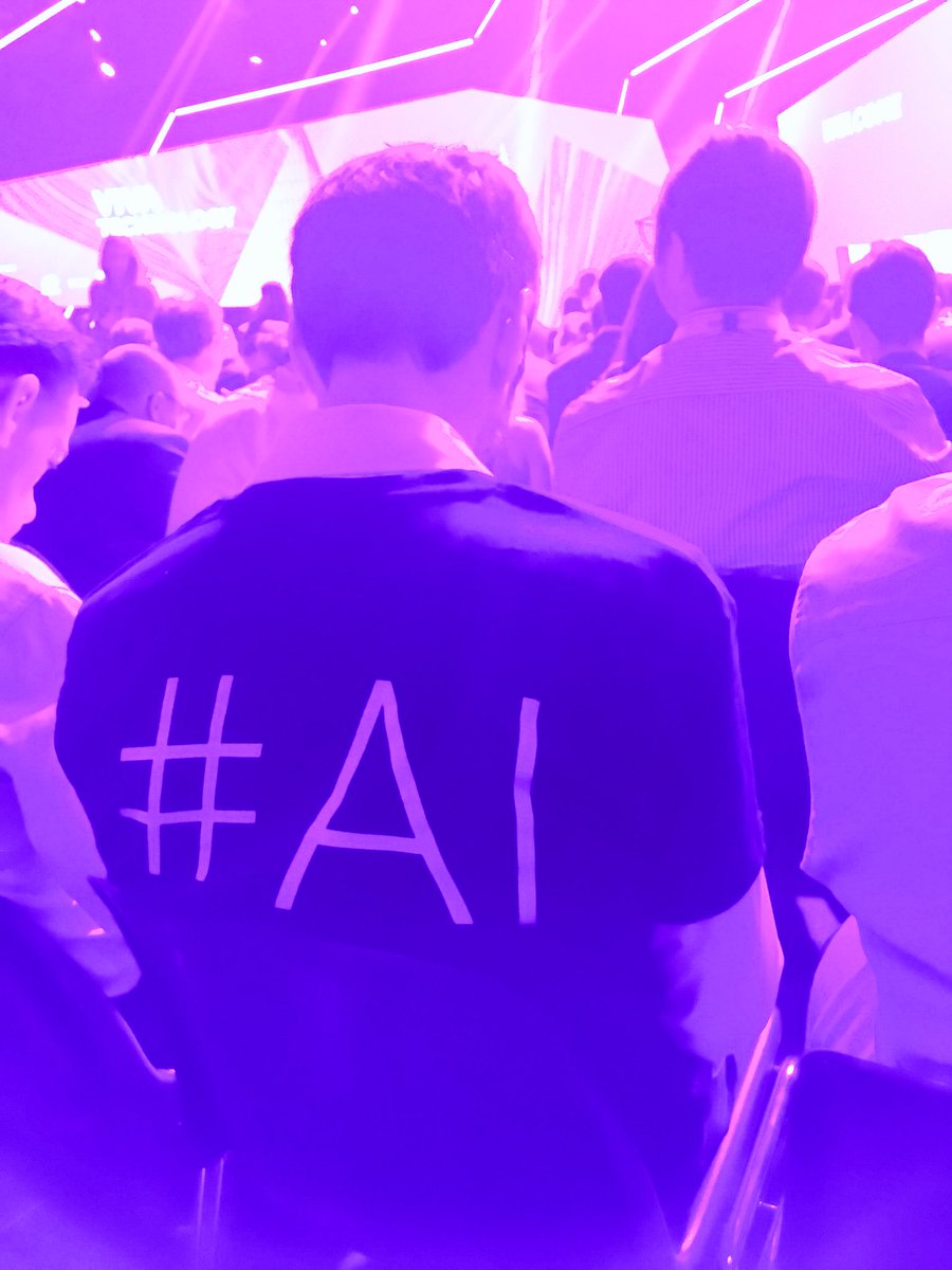 MrTamboura's tweet photo. Mes soeurs @leajuliet_perez et @mathilde_vrm sont là, ici, en place et concentrées, on aime ça. Le frérot @cdonzel a aussi compris que pour voir @EmmanuelMacron il fallait faire viiiiiite ! 😂😂😂
#VIVATECH #AI #MBADMB #lovethis https://t.co/kaQN7oTdmt