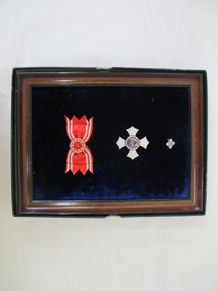 公式 くりはら田園鉄道公園 くりでんミュージアム こちらの箱は金色有功章 と書かれており 日本赤十字社がその活動に貢献することで表彰 贈呈しているものです 中には略章と女章 個人 が入っておりました 法人 団体の場合は楯式になるので 個人の