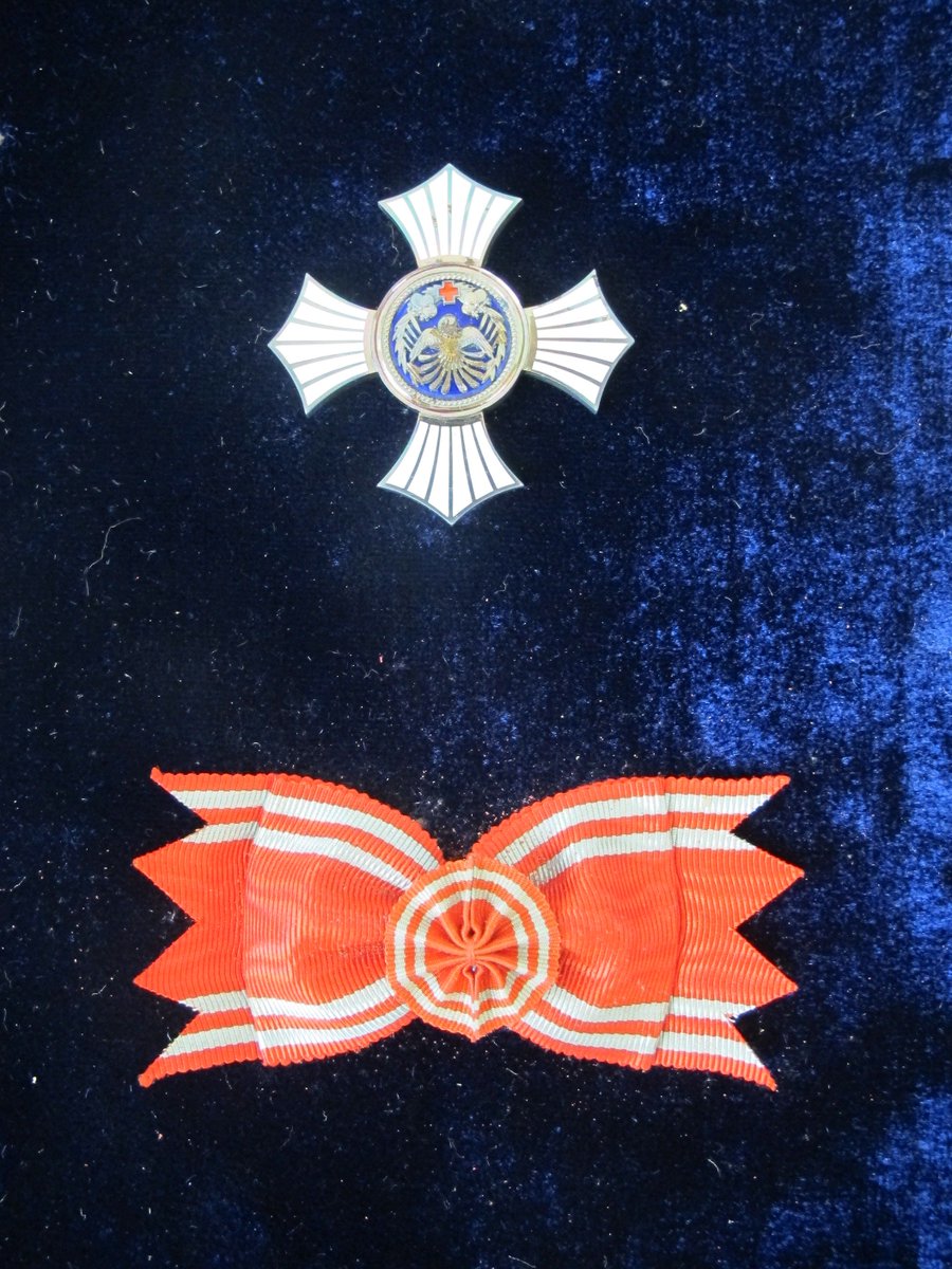 公式 くりはら田園鉄道公園 くりでんミュージアム こちらの箱は金色有功章 と書かれており 日本赤十字社がその活動に貢献することで表彰 贈呈しているものです 中には略章と女章 個人 が入っておりました 法人 団体の場合は楯式になるので 個人の