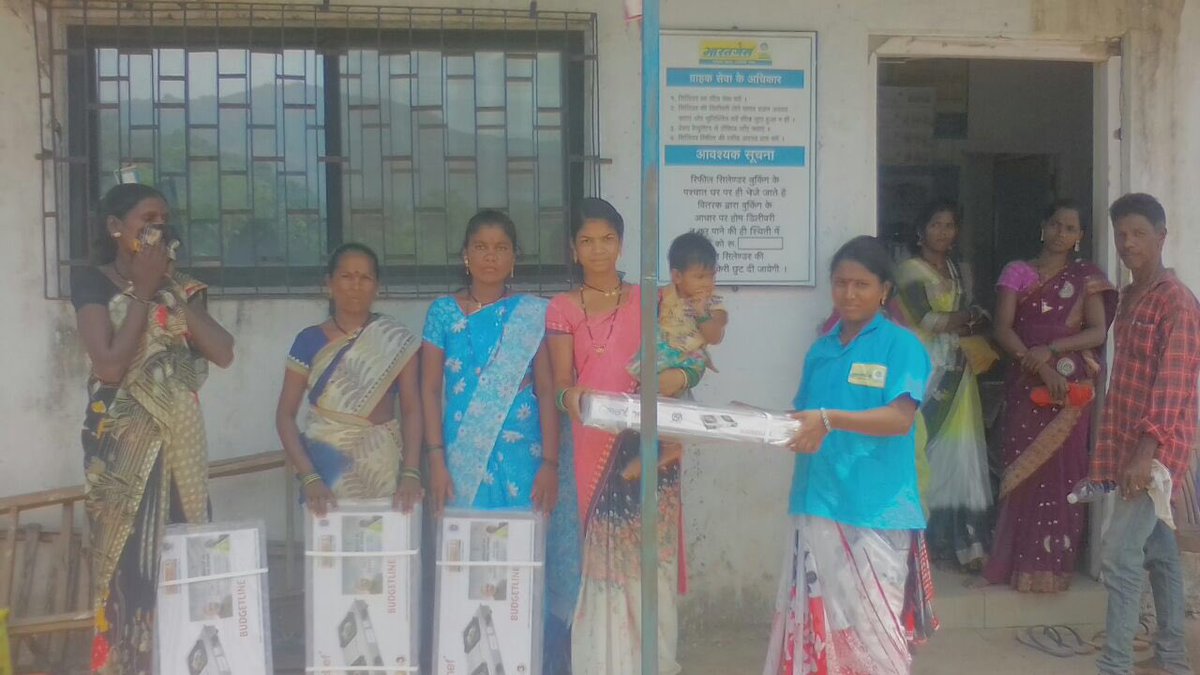 punamgaskhopoli's tweet photo. #bharatgas giving Rs 100/- gas connections at #Lowjee #gaon #khalapur @BPCUran @BPCLimited @mohit02121970 @abhishek_bpcl @PMUjjwalaYojana @maha_lpg #khopoli https://t.co/xl3mZ7WdG9
