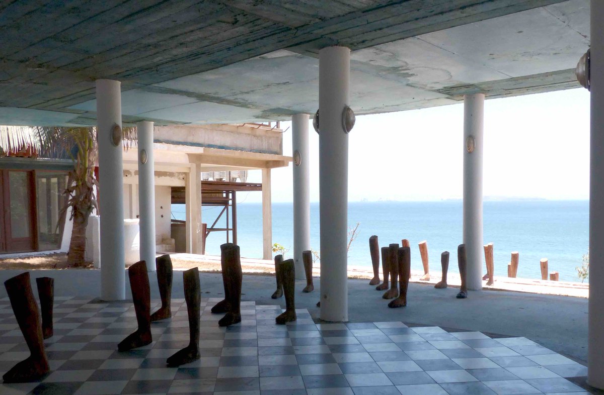 galeriecf's tweet photo. L'installation de #JemsKokoBi "Retour" est à voir à l'Hôtel Le Sokhamon, dans le cadre du OFF de la @BiennaleDakar jusqu'au 2 juin 2018 https://t.co/6KHfA46XDs