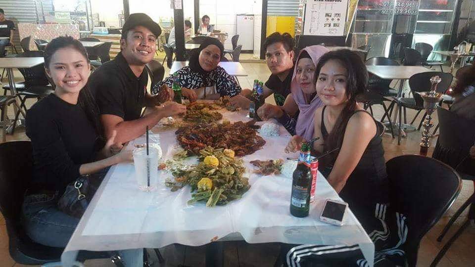 upnightbazaar's tweet photo. @AliffAziz , Kumpulan Ukays dan @dazrin88 telah pun berbuka puasa di #UptownPuchongNightBazaar.

Mereka semua rasa hidangan dari #MafiosoShellout

Anda bila lagi?😍😍 https://t.co/W9LgEQBvFC
