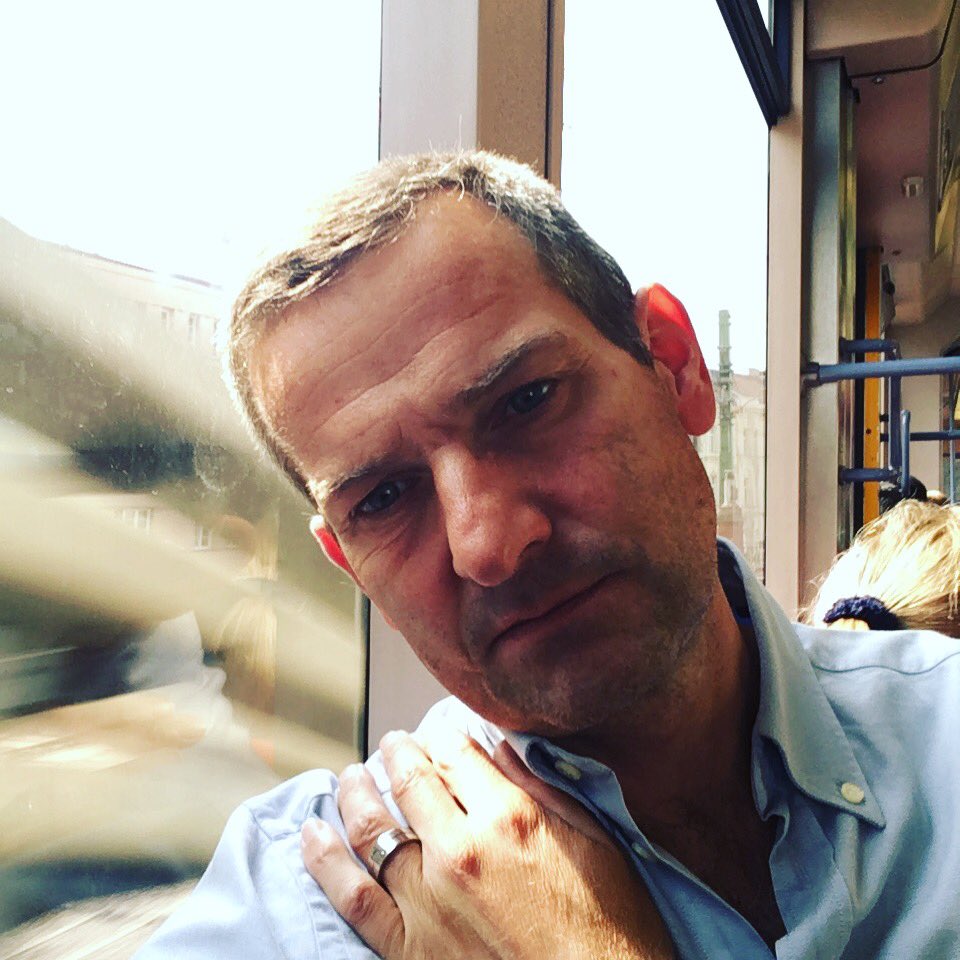 perdido en sus pensamientos.