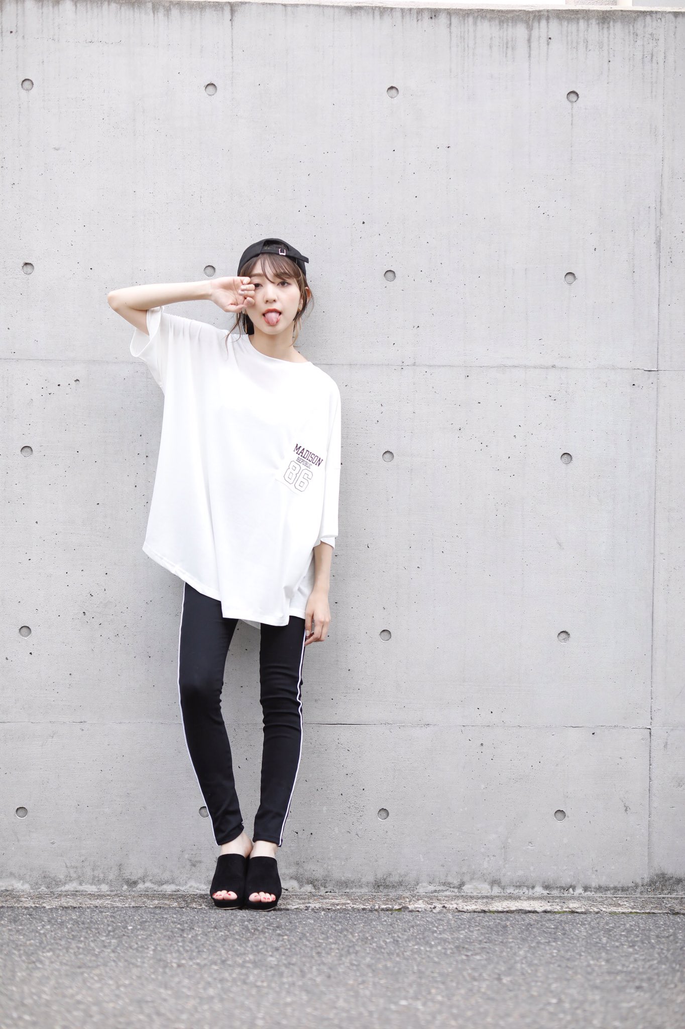 ガーリードール Girlydoll ビッグシルエットtシャツシリーズ Girlydoll ガーリードール ロケーションフォト 可愛い モデル 撮影 シャツ ワンピース ニット帽 スニーカー パーカー 韓国 ファッション コーディネート クール かっこいい 通販