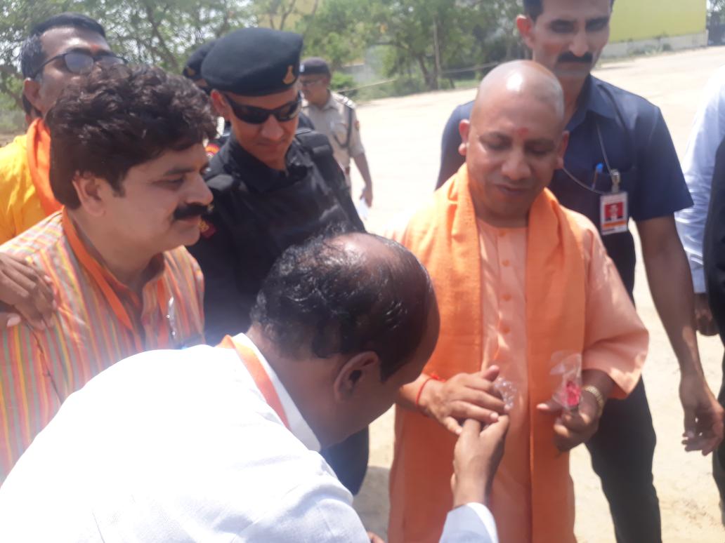 Devendralodhi62's tweet photo. आज कैराना के लोकसभा चुनाव सामली योगी जी से  हैलीपेड पर मा0 मुख्यमंत्री से मुलाकात करते हुए https://t.co/UNF33P1UcZ