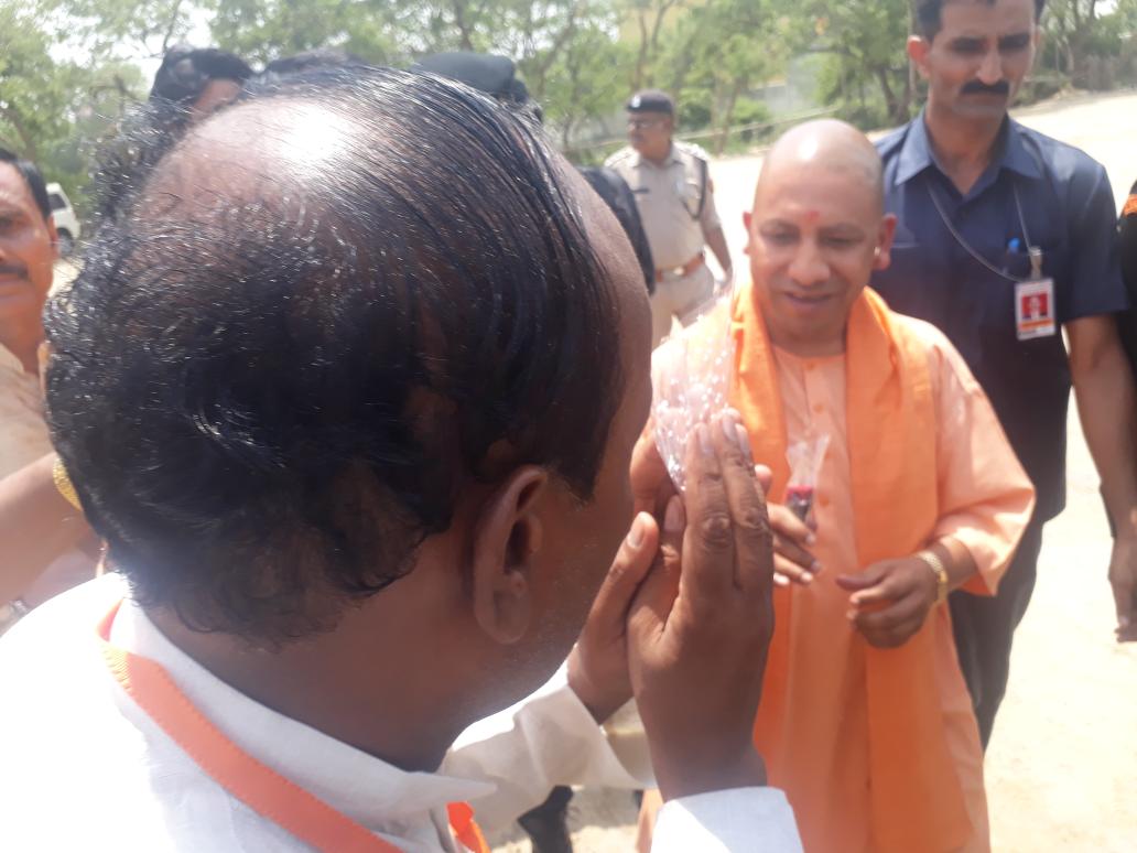Devendralodhi62's tweet photo. आज कैराना के लोकसभा चुनाव सामली योगी जी से  हैलीपेड पर मा0 मुख्यमंत्री से मुलाकात करते हुए https://t.co/UNF33P1UcZ