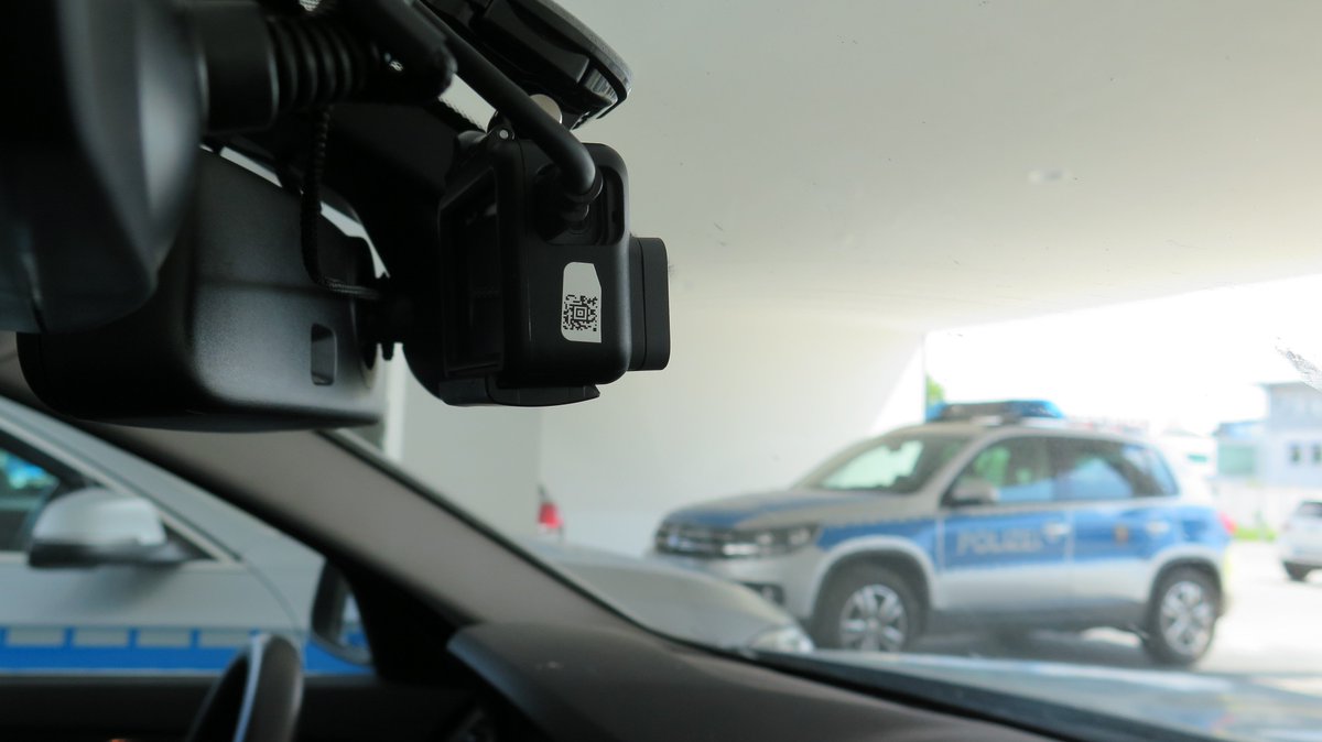 Polizei_MH's tweet image. Alles im Blick und beweissicher dokumentiert.

📹 Wir testen die sogenannte  #Videostreife - Kameras im Streifenwagen zeichnen (nicht nur) Rettungsgassensünder auf.

🚔 #Pilotprojekt #Autobahn #Hessen #Mittelhessen - ots.de/3c4b76