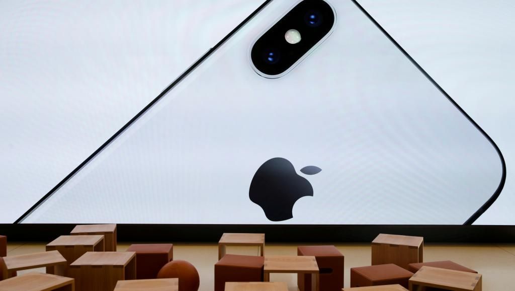 Dakeos_'s tweet photo. Le groupe californien Apple annonce des bénéfices records malgré l'essoufflement des ventes de son Iphone. Le PDG d'Apple, Tim Cook, annonce aussi un programme de rachat des actions du groupe à hauteur de 100 milliards de dollars. https://t.co/ipHetejAVJ