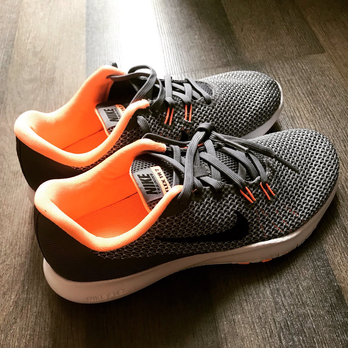 Lara_de_Miguel's tweet photo. Más bonitas no pueden ser #zapasnuevas #trainningtime #graciasportanto https://t.co/nalopDyxpF