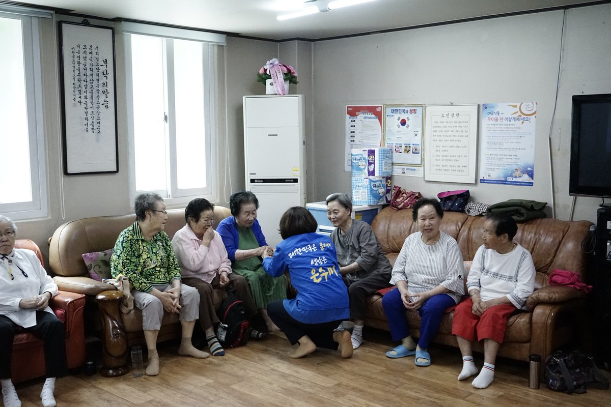 야탑3동에 있는 경로당 다섯 군데를 방문했습니다.
어르신들께 인사도 드리고, 담소도 나눴어요.
매일 만나는 이웃처럼, 친딸처럼 반갑게 맞아주시고, 손을 잡아 주시는 어르신들 덕분에 마음 따뜻해져 돌아왔습니다.