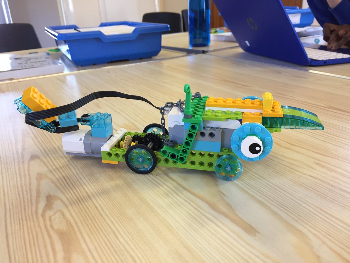 WackyBots's tweet photo. Budding engineers!  These fantastic kids from several different schools used understanding of gears pulleys &amp; code to design build &amp; program their very own driving robots!  #awesomeSTEM @YoEgovuk  @SchoolBroomhill @CulterSchool  @johnshavenps @LochsidePS @SkeneSquare  @MacharNew https://t.co/mxuIdFazL1