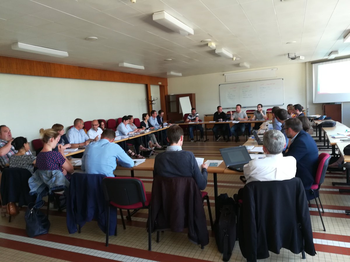 JA_Finistere's tweet photo. => Réunion départementale du Renouvellement des Générations en Agriculture. 30 partenaires présents et impliqués dans l'installation des jeunes ! https://t.co/3KtIjbIOUN