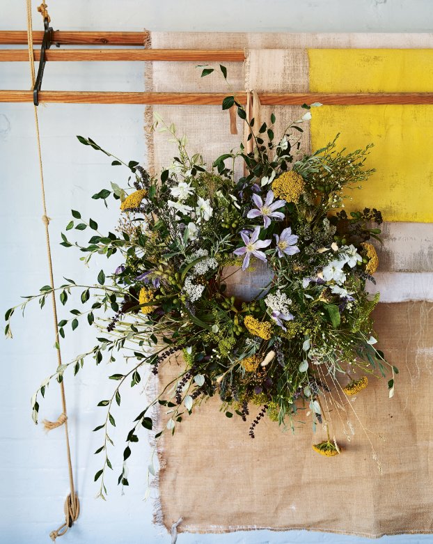 Have you been inspired by the coverage of the #RHSChelseaFlowerShow? 

This #BankHolidayWeekend why not try your hand at creating a beautiful spring wreath and bring a little bit of Chelsea to your home bit.ly/2L4tvgM

<a href="/silverpebble/">Emma Mitchell 💙</a> #RHSChelsea