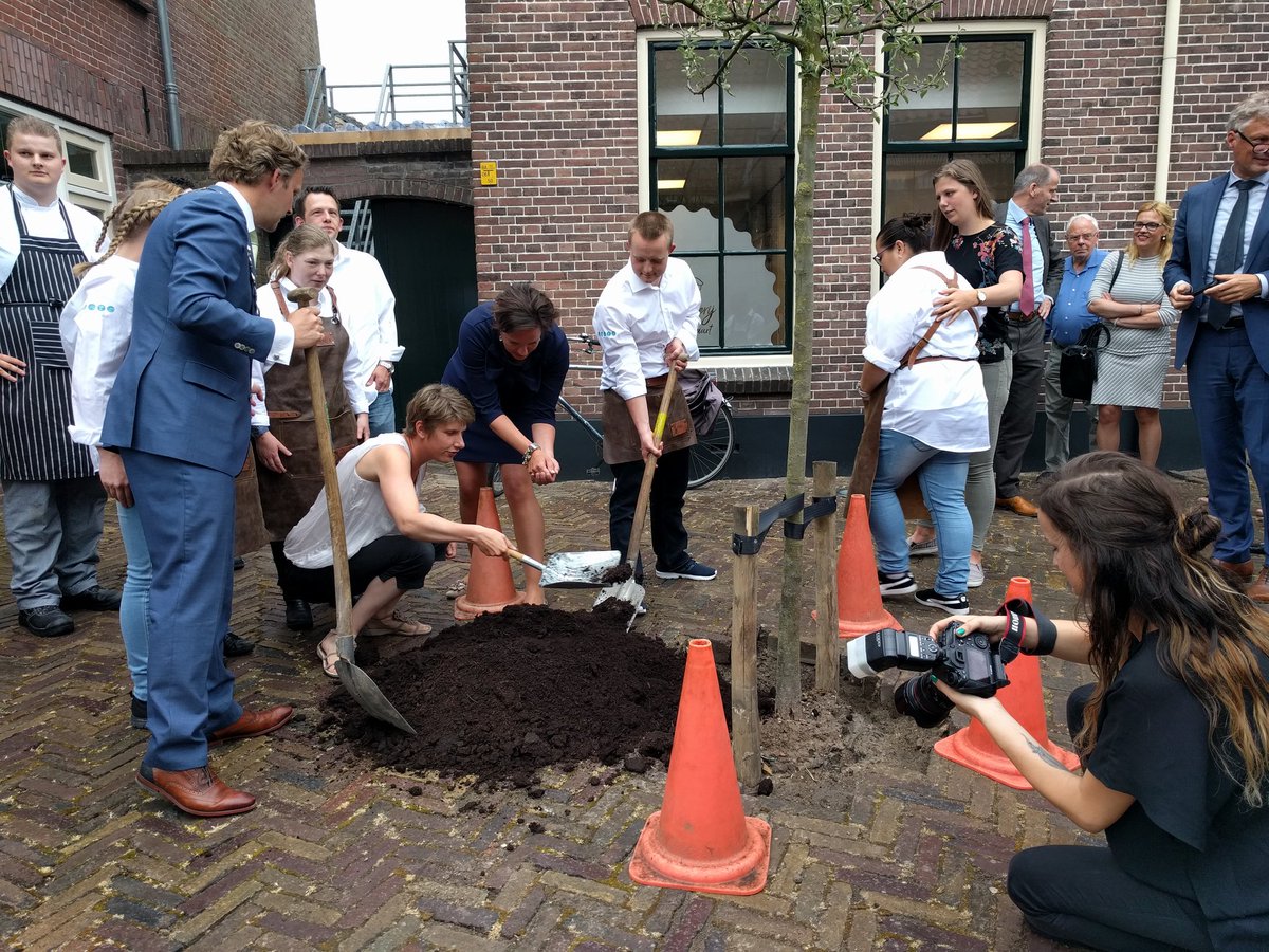 HotelAbrona's tweet photo. Vandaag tijdens de officiële #opening hebben we samen met @tamaravanark de staatssecretaris een #appelboom geplant! #abrona #oudewater https://t.co/MMWIO89lzZ
