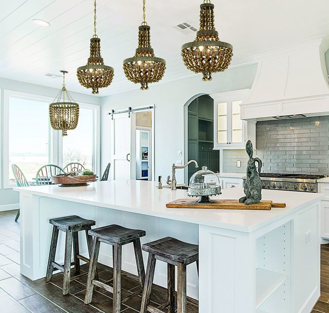 Savoy_House's tweet image. Cranford from Savoy House has a relaxed yet stylish look that combines high-end shine and rustic touches. Strands of beads in vintage brass are strung from a hoop wrapped in textured rope.

#savoyhouse #savoyhouselighting #rusticlighting #glamlighting #p… ift.tt/2IKmnoh