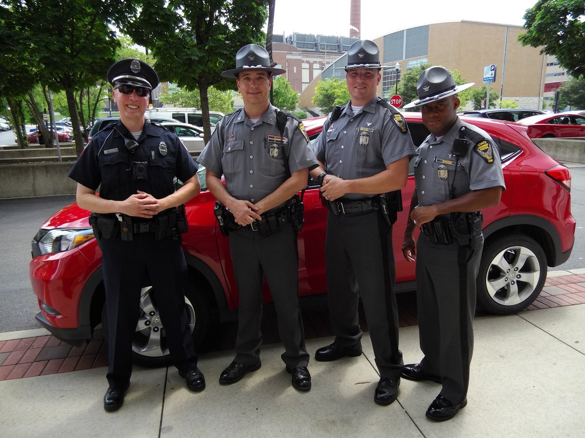 CAPHimes's tweet image. The great officers of the Ohio State Highway Patrol and the OSU Police department who helped make #TotalForcePartners relay run smoothly. #oshp #osupolice @OhioStAthletics